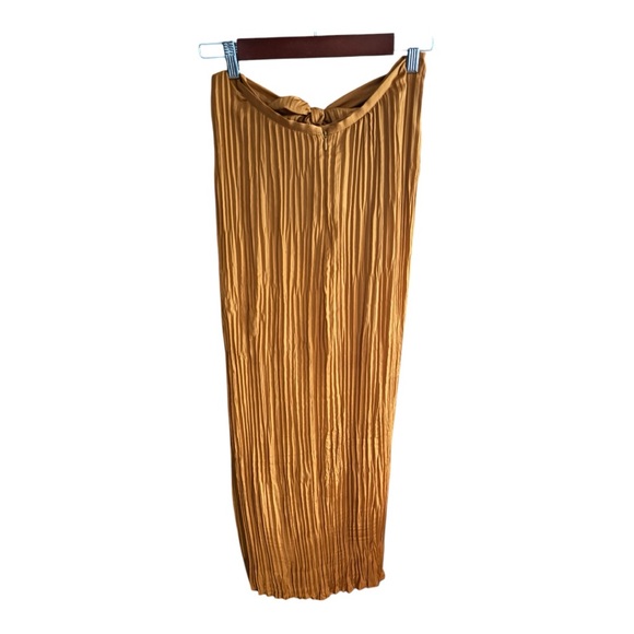 Elegant Gold Pleated Skirt - Picture 2 of 8